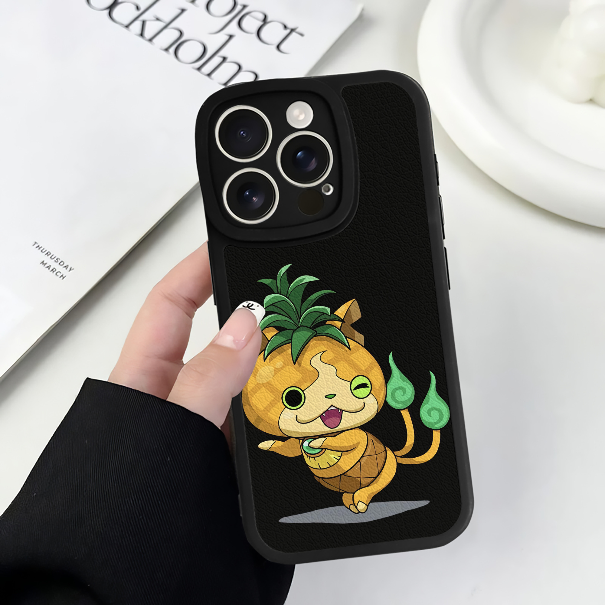 （画像用） 妖怪ウォッチ Yo-kai Watch 【iPhone 16シリーズ対応】シリコンスマホケース（レザー調） 材質：シリコン
